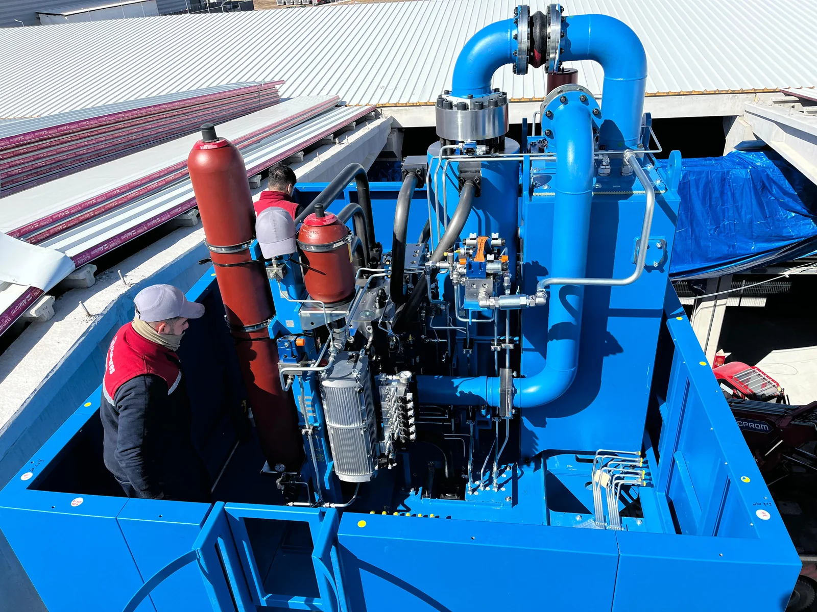 Arca tesisinde hidrolik pres hattı üzerinde çalışan teknik ekip