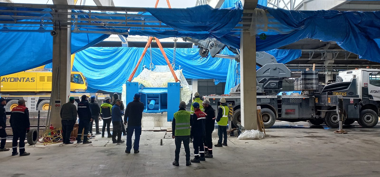 Endüstriyel makine ve üretim hattı görünümü